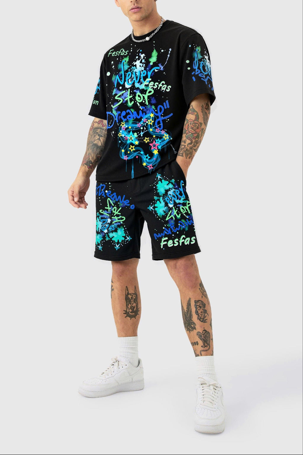 Bộ áo thun và quần short FesFas in hình họa tiết